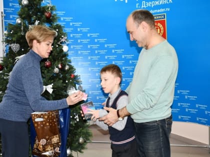 Депутаты Думы Дзержинска вручили подарки детям, о которых они узнали в рамках федерального проекта «Ёлка желаний».