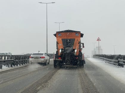 Спецтехника обрабатывает дороги в Нижнем Новгороде в ночь на 25 ноября