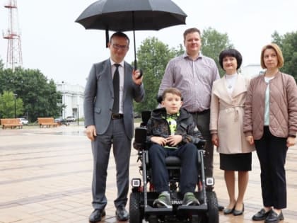 Правительство Нижегородской области подарило суперсовременную коляску-трансформер мальчику-инвалиду из Кулебак