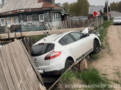 Водитель Renault уснул за рулем и протаранил бетонный столб на Бору