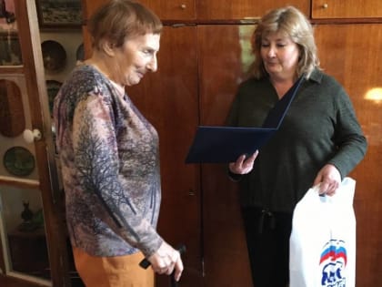 Активистку партии Советского района поздравили с 88-летием