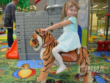 "Отцовскую карту" предложили ввести в России по аналогии с "Пушкинской"