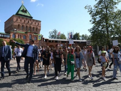 Губернатор Никитин провел экскурсию по Нижегородскому кремлю для школьников из ДНР
