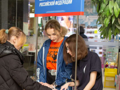 Более 800 волонтеров задействовано в сборе подписей за кандидата на выборы президента РФ Владимира Путина в Нижегородской области