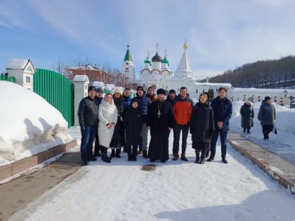 Помощник благочинного Нижегородского округа провел экскурсию по Вознесенскому Печерскому монастырю для хоккеистов