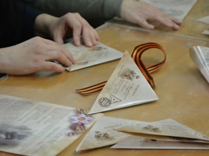 Депутат Ирина Скрягина вместе с членами молодежного клуба "Вера" и семьей секретаря Общественной палаты города Веры Нефедовой поговорили о ценности писем с фронта.