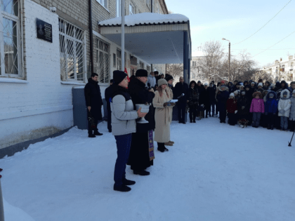 Помощник благочинного Борского округа принял участие в церемонии открытия мемориальной доски на здании школы № 2 в память Сергея Жунтова, погибшего в ходе спецоперации на Украине