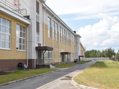 Готовность нового здания школы №2 к учебному году оценили депутаты городской Думы.