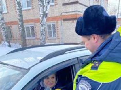 Володарские сотрудники ГИБДД поздравили женщин с 8 марта
