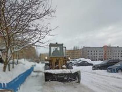 06 марта 2023 г. на территории пос. Новосмолинский проводились работы по очистке придомовых территорий от снега