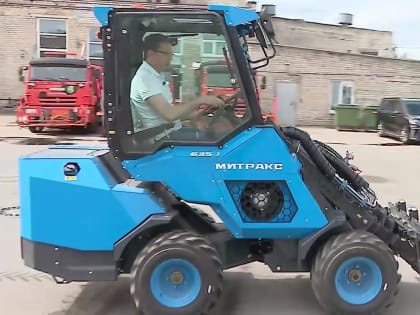 Юрий Шалабаев прокатился за рулем трактора