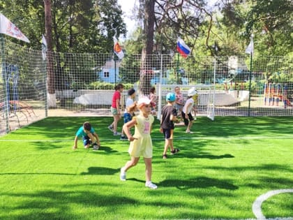 Депутаты Александр Терентьев и Андрей Куваев побывали на недавно оборудованной спортивной площадке с искусственным покрытием в детском саду №95 на округе Александра Терентьева.