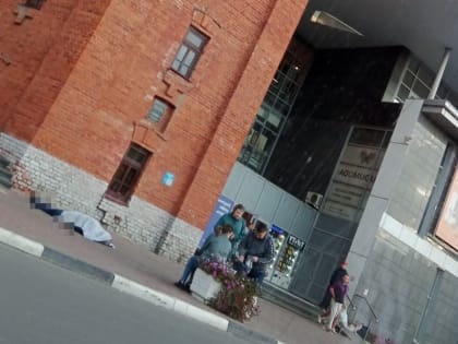 Житель Бора скончался возле торгового центра