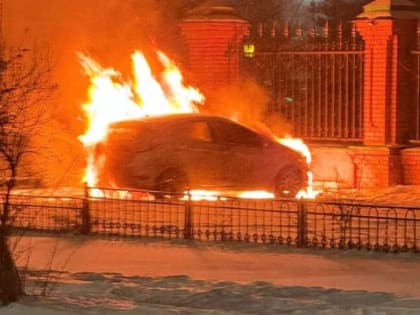 Автомобиль сгорел на парковке у храма в Дзержинске