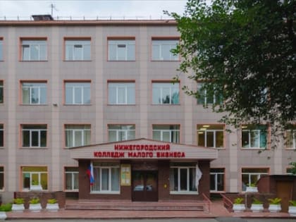 Штукатурку с плесенью убирают со стен в общежитии нижегородского колледжа