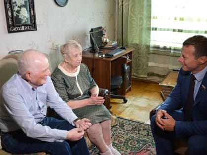 Депутат Думы г. Дзержинска, координатор проекта «Крепкая семья» партии «Единая Россия» Ринат Реймов поздравил с Днём семьи, любви и верности чету Кочетовых из Дзержинска.