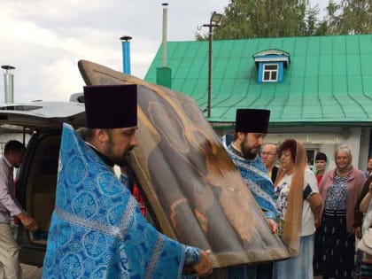 В Сретенском храме Балахны торжественно встретили две иконы, возвращенные после реставрации
