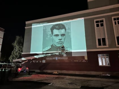 Муралы в Дзержинске: Портреты Героев на фасаде новой школы