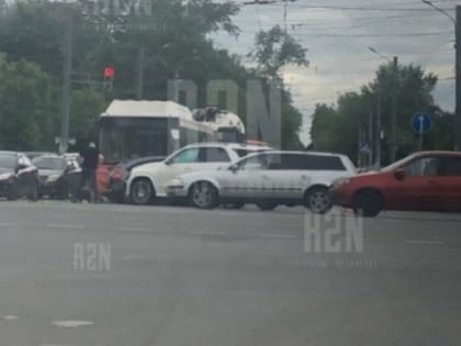 Водитель Citroën пострадал в массовом ДТП с автобусом в Нижнем Новгороде