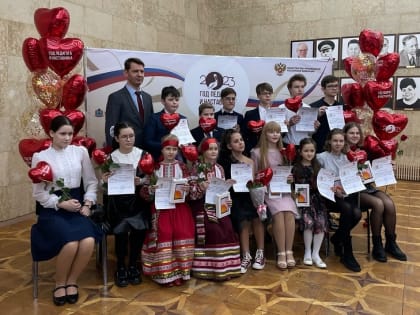 Глава города Алексей Сафонов вручил благодарственные письма саровским талантам