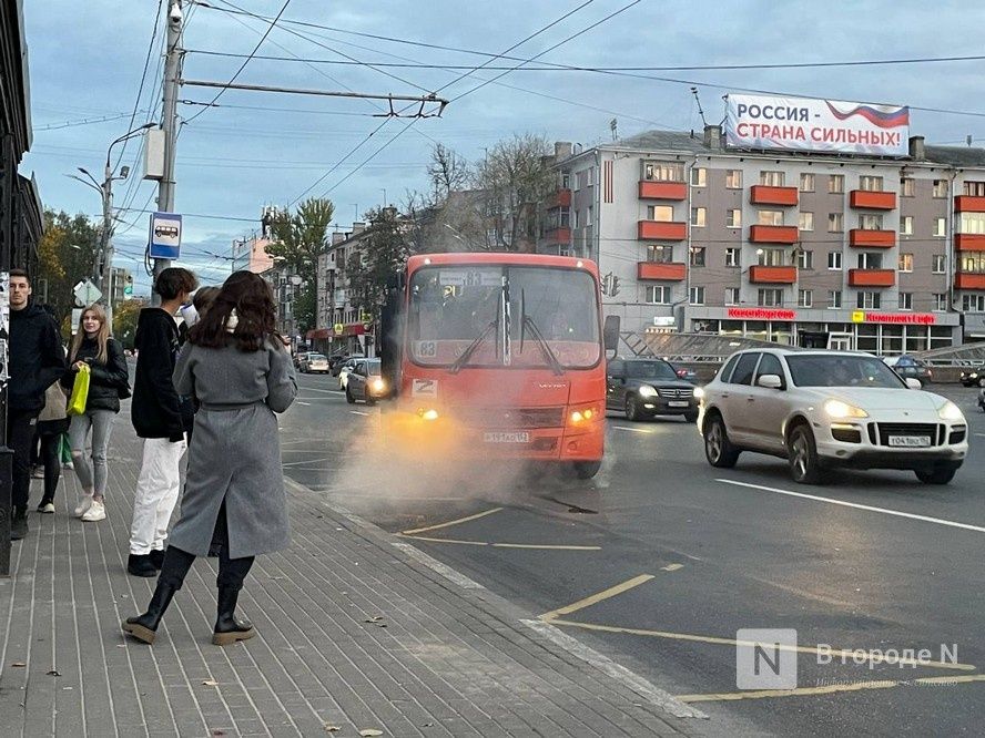 Вечер 16.04 24. ДТП на площади Лядова в Нижнем Новгороде. Авария трамвая в Нижнем Новгороде 1995. Остановка площадь Лядова Нижний Новгород автобусы. Движение на площади Лядова в Нижнем Новгороде 2023.