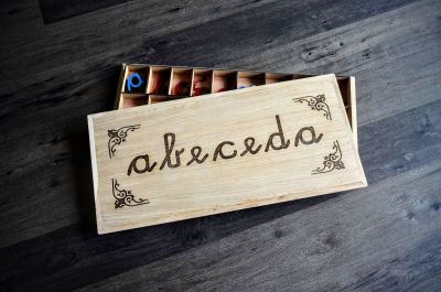 Pokončne male pisane premične črke