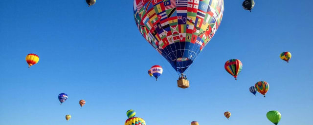 hot air balloons in flight — Balloon Rides Online, from its own website
