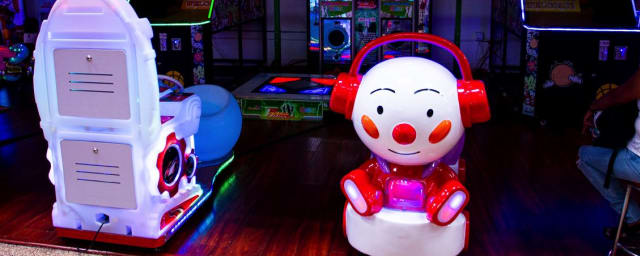 photograph of arcade floor with games and rides — VR Gaming Arcade Plaza Americana, from its own website