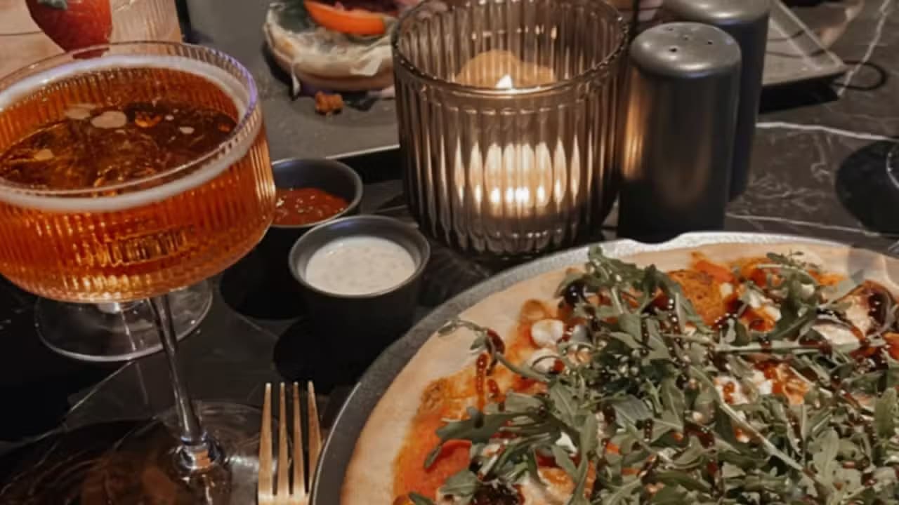 Burger & Pizza Rooms restaurant
