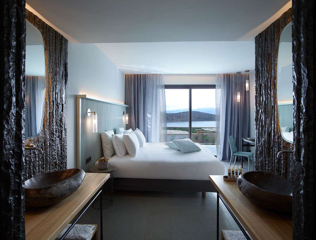 Eine Duplex-Suite des Cayo Exclusive Resort mit Blick auf die Bucht
