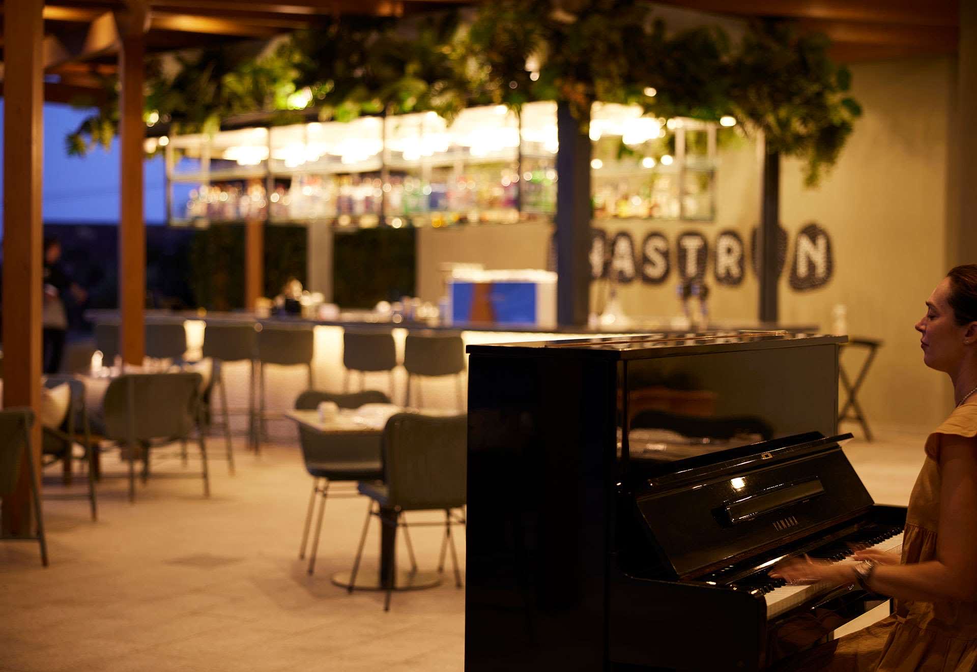 Die Enastron Bar des Cayo Exclusive Resort mit ihrem Klavier