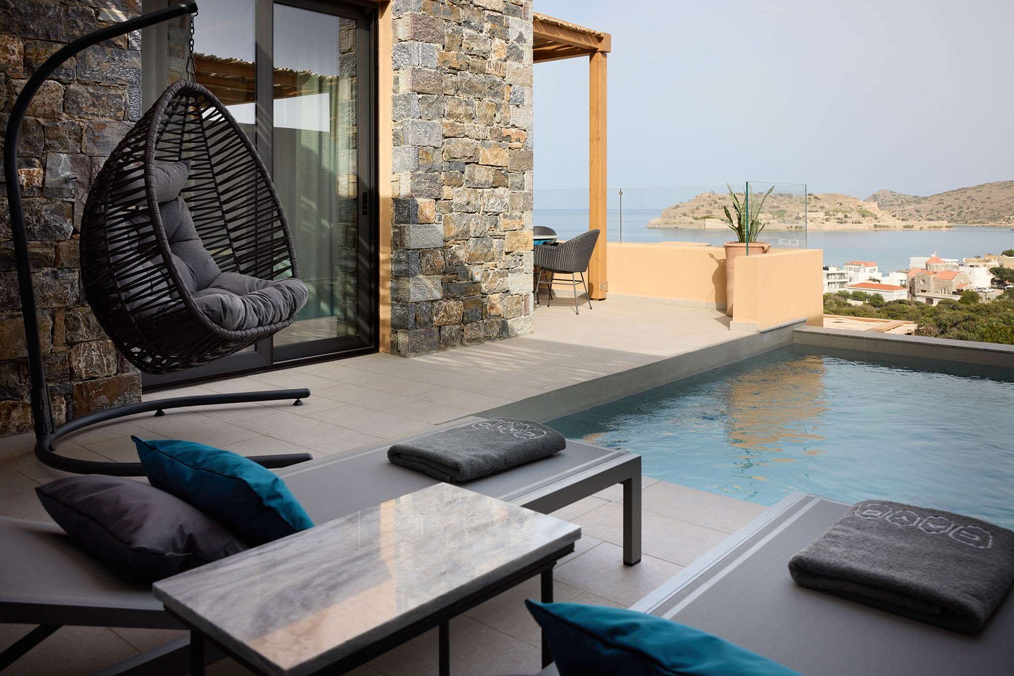 Die Terrasse und der Privatpool einer Suite im Cayo mit Blick auf Spinalonga