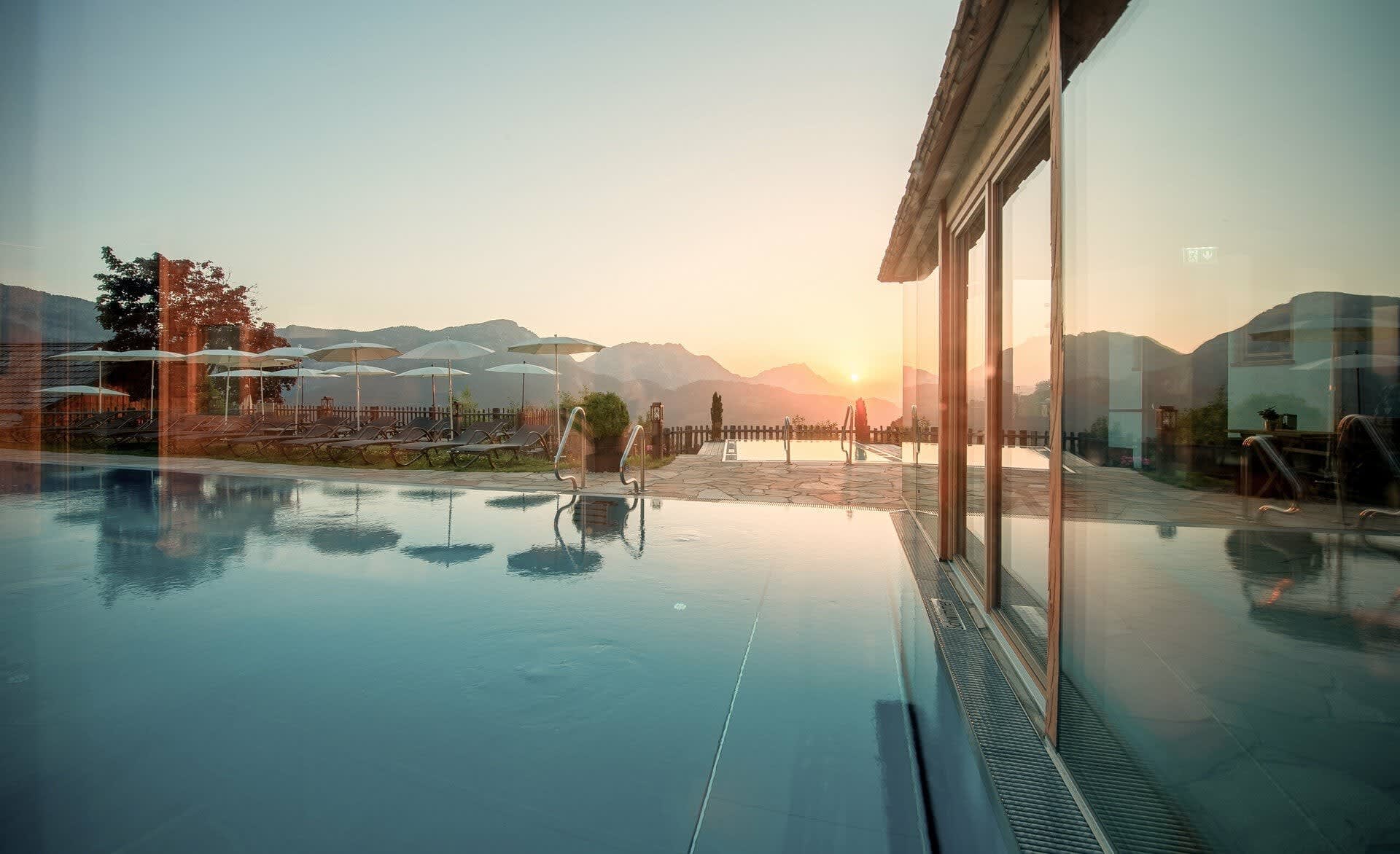La piscina infinita del Höflehner al atardecer