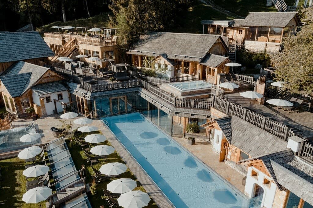 Vista aérea de la piscina exterior y los chalets del Höflehner