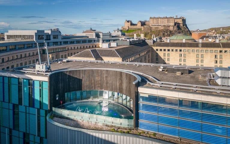 Der Hydropool auf dem Dach des One Spa mit Blick auf das Schloss von Edinburgh