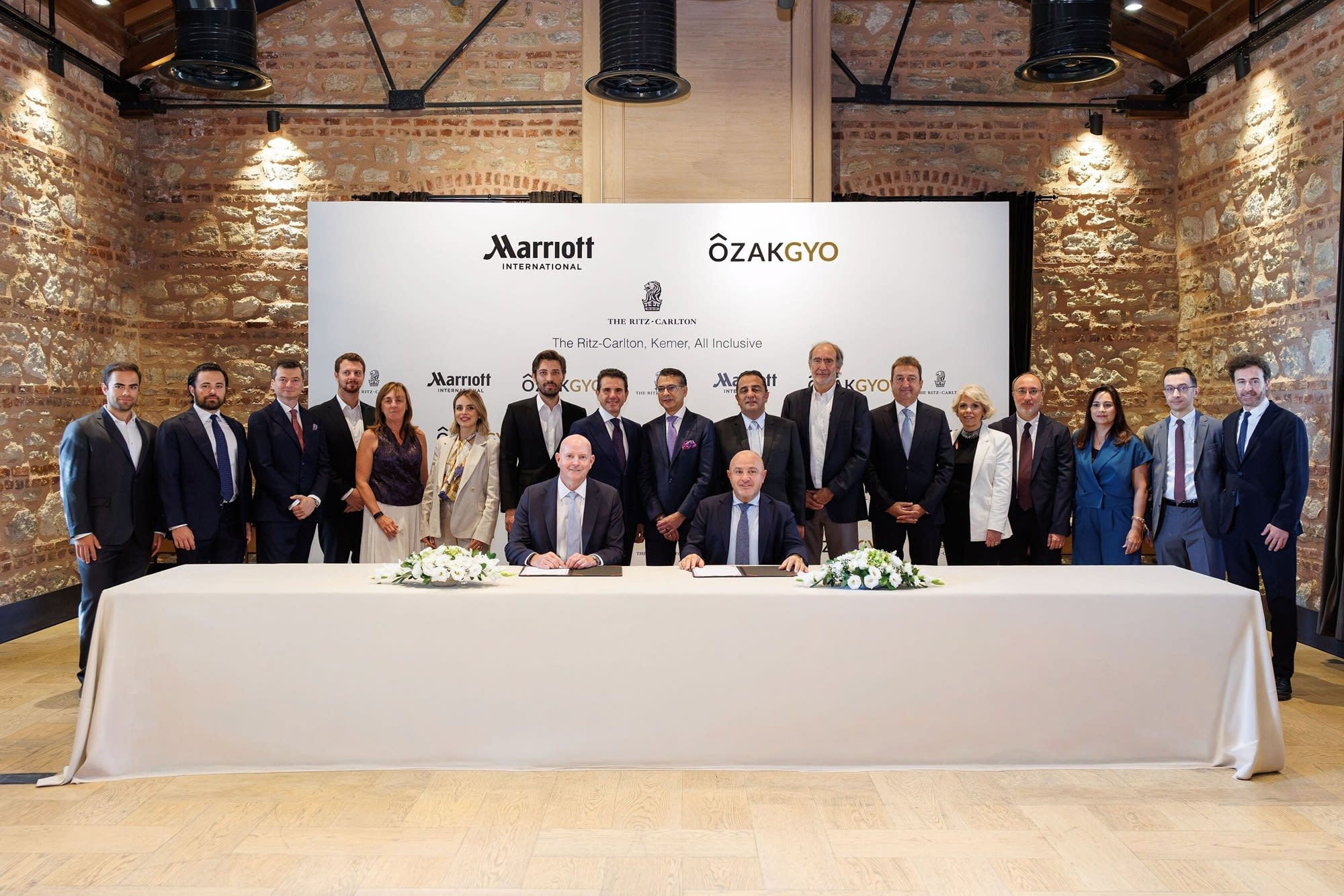 The Marriott International and Özak GYO teams during the signing of the agreement