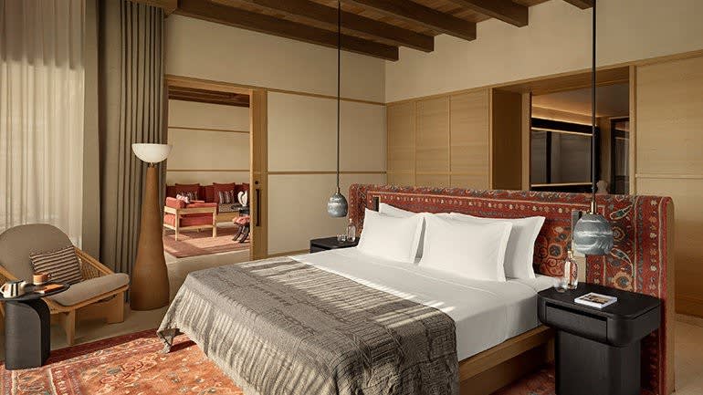 Una suite de Six Senses AMAALA, alfombras y carpintería de inspiración local
