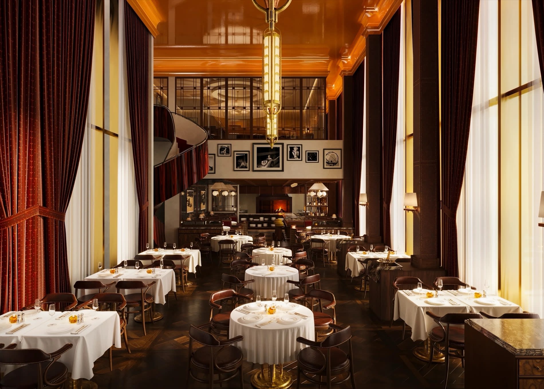 Ansicht des Speisesaals im NoMad Grill in Singapur mit roten Vorhaengen, Saeulen und Kassettendecke