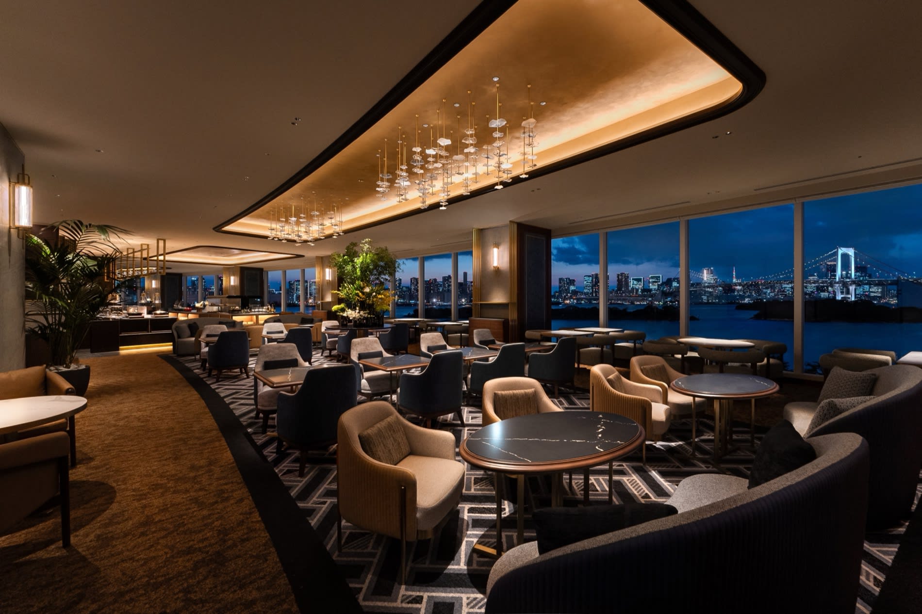Terrasse du Hilton Tokyo Odaiba face au Rainbow Bridge, service de vin sur la baie de Tokyo