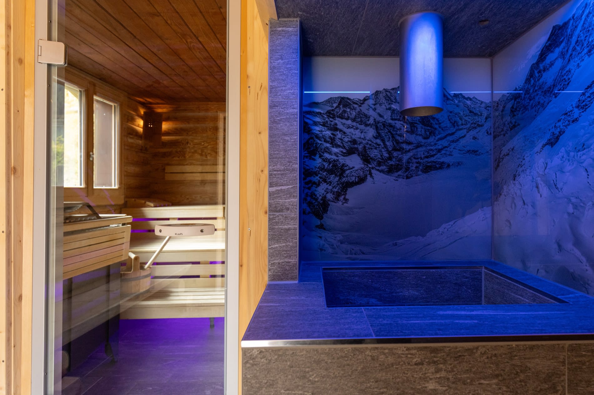 Bassin des thermes romains du Sunstar Grindelwald, lumière bleue et fresque de l'Eiger
