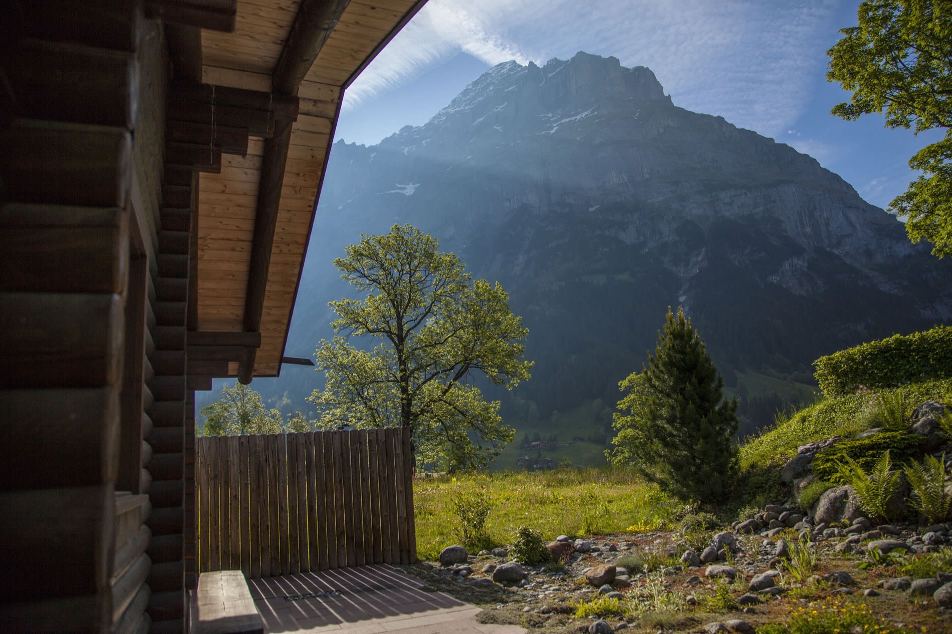 Sauna-chalet en bois du jardin du Sunstar Grindelwald, montagnes en arrière-plan