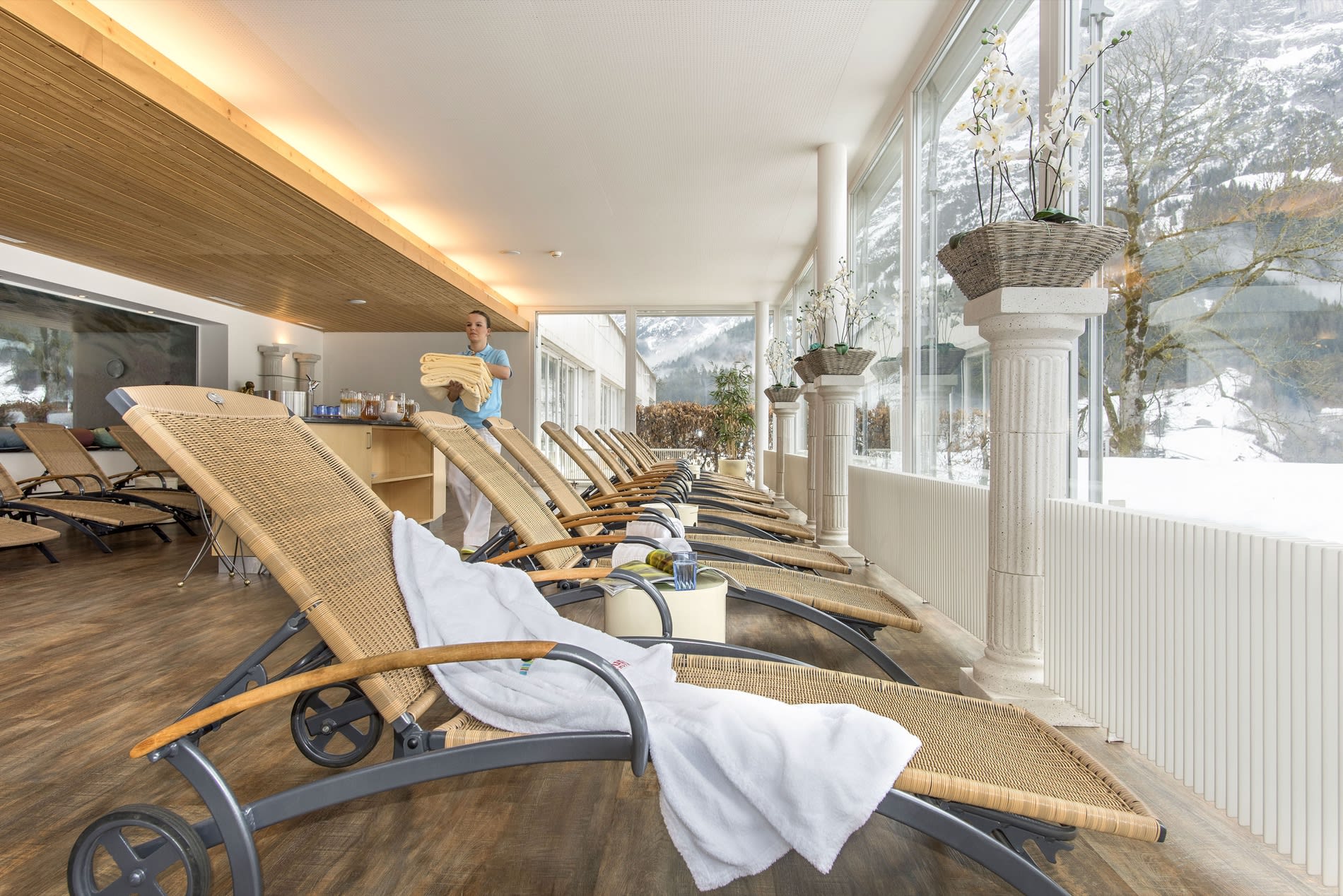 Salle de repos panoramique du spa du Sunstar Grindelwald, transats face aux montagnes