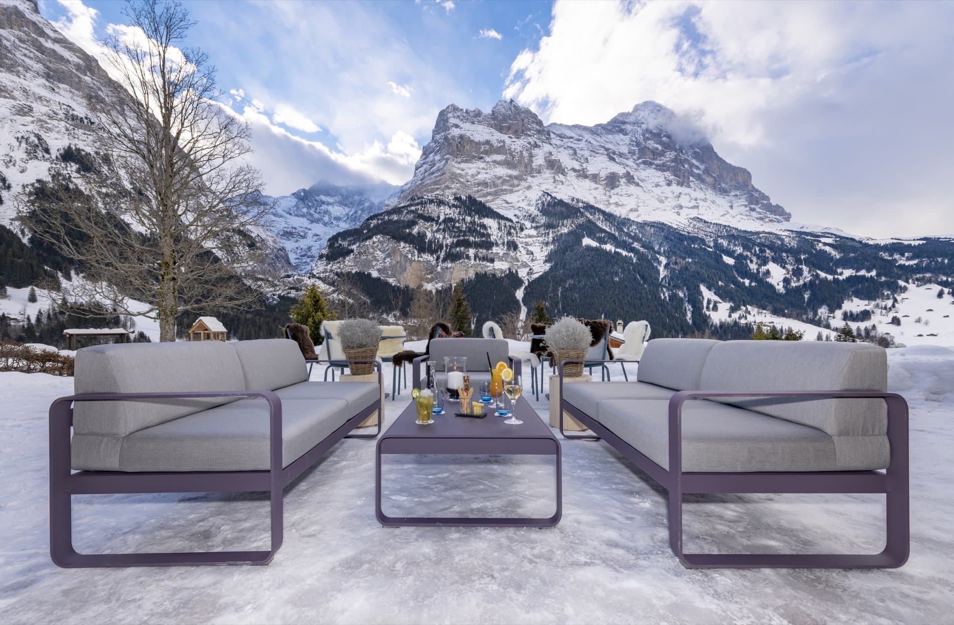 Terrasse d'hiver du Sunstar Grindelwald, fauteuils et Eiger enneigé