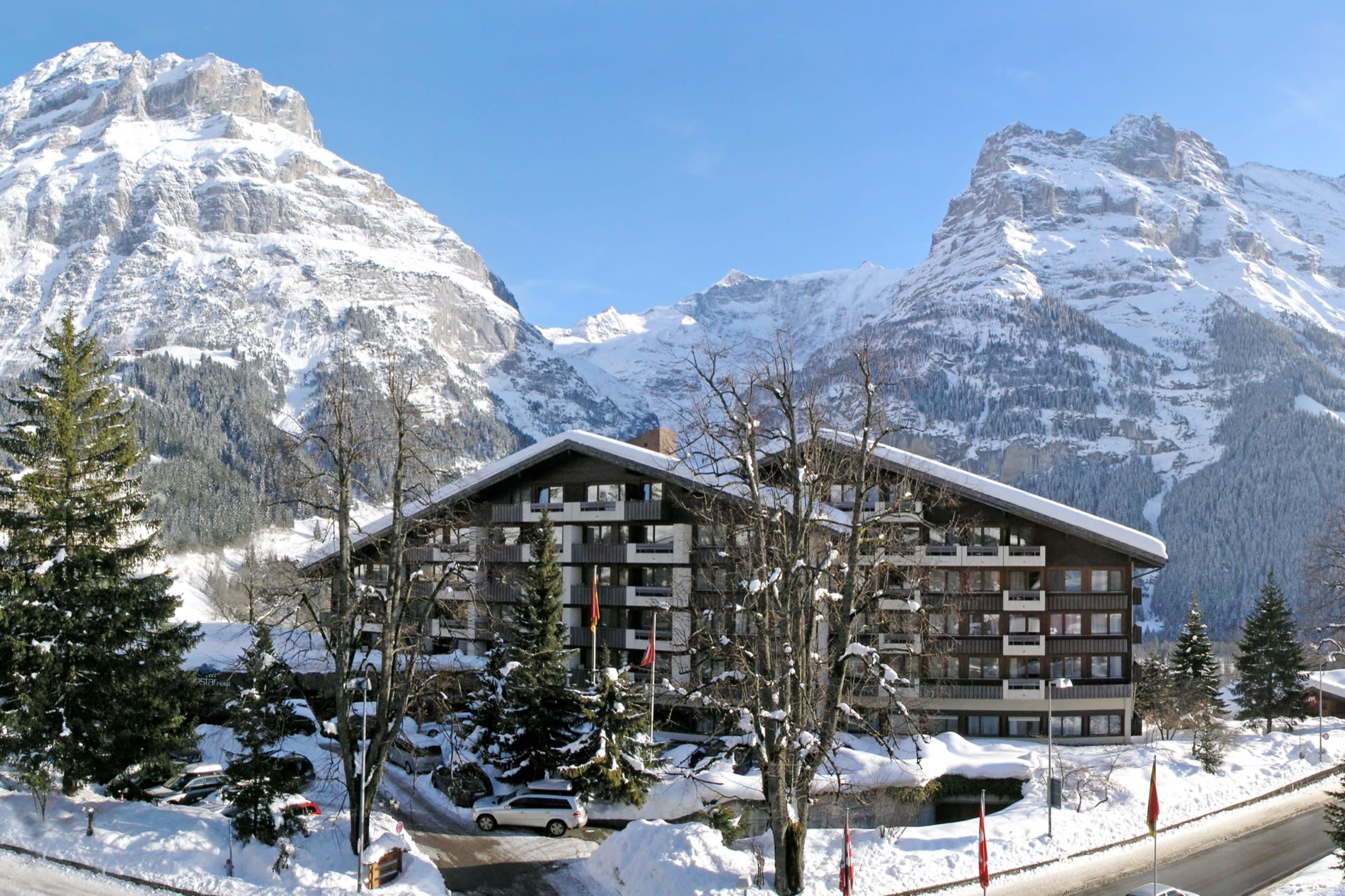 Façade du Sunstar Hotel Grindelwald sous la neige, Wetterhorn en arrière-plan