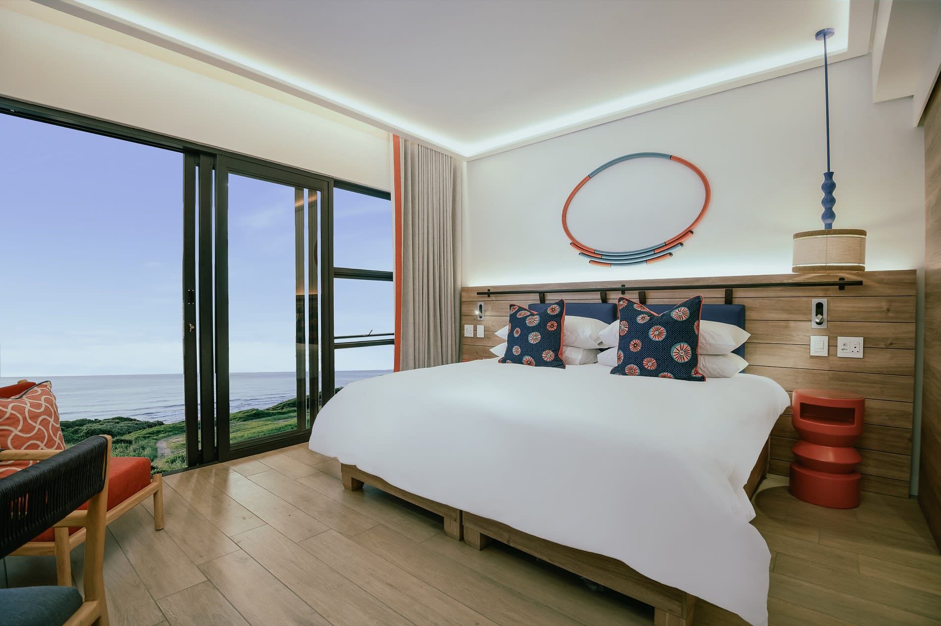 Surfeuse sur la plage de Tinley Manor devant le resort Club Med South Africa Beach & Safari, au KwaZulu-Natal