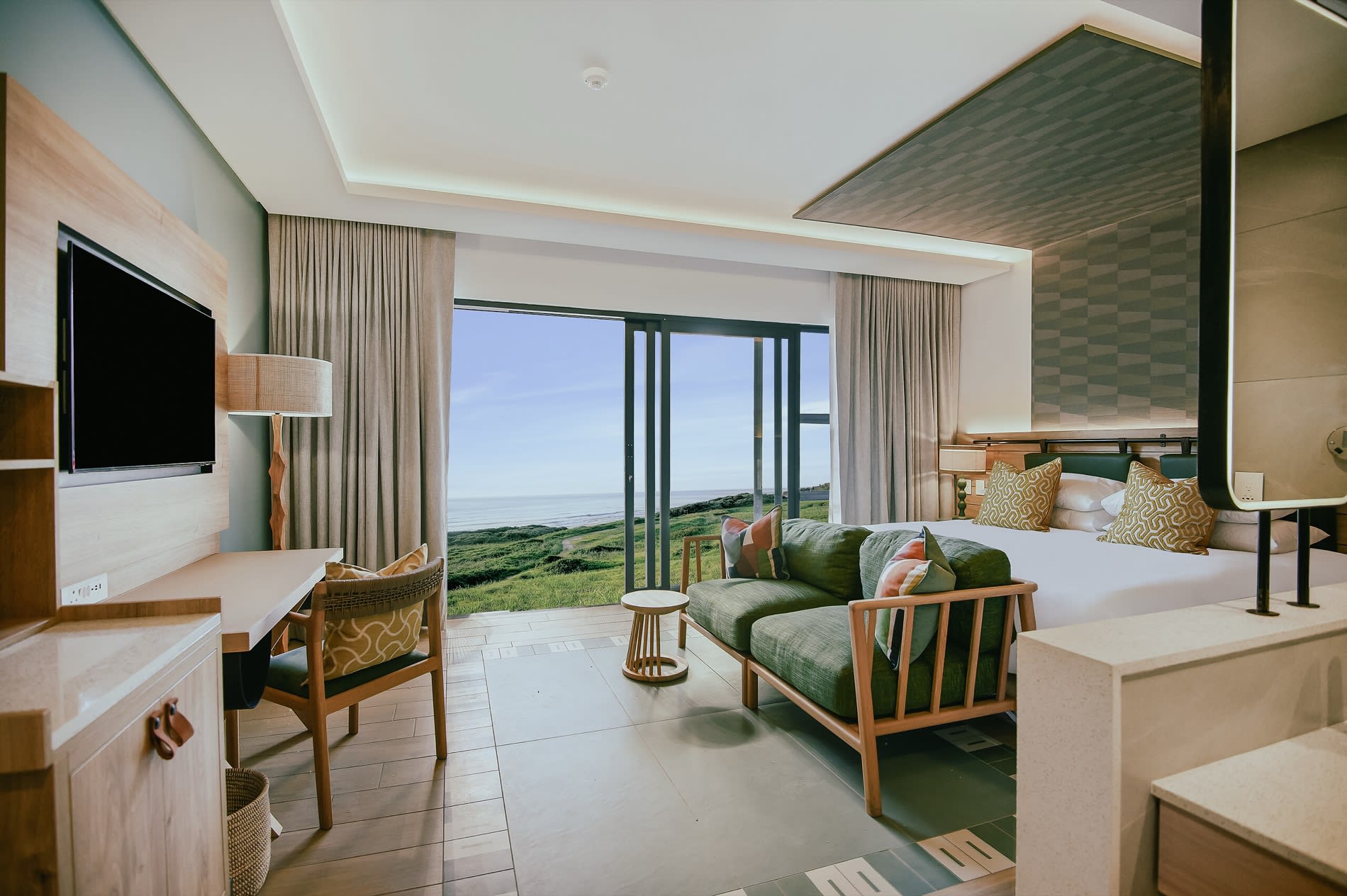 Surfeuse sur la plage de Tinley Manor devant le resort Club Med South Africa Beach & Safari, au KwaZulu-Natal