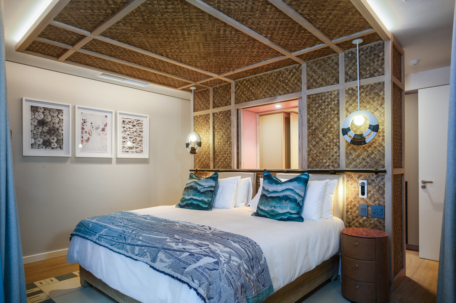 Surfeuse sur la plage de Tinley Manor devant le resort Club Med South Africa Beach & Safari, au KwaZulu-Natal