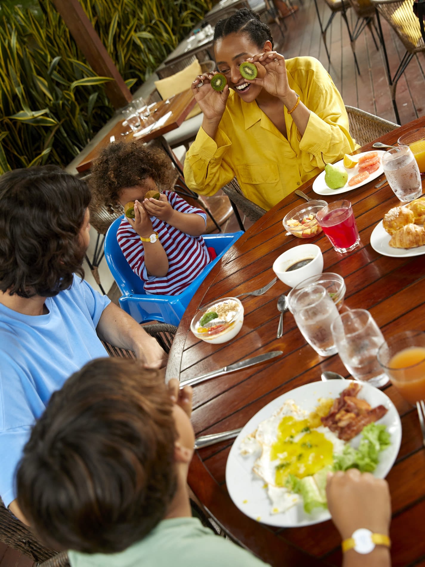 Familie am Tisch im Restaurant Oceana des Club Med South Africa Beach & Safari, bunte Teller