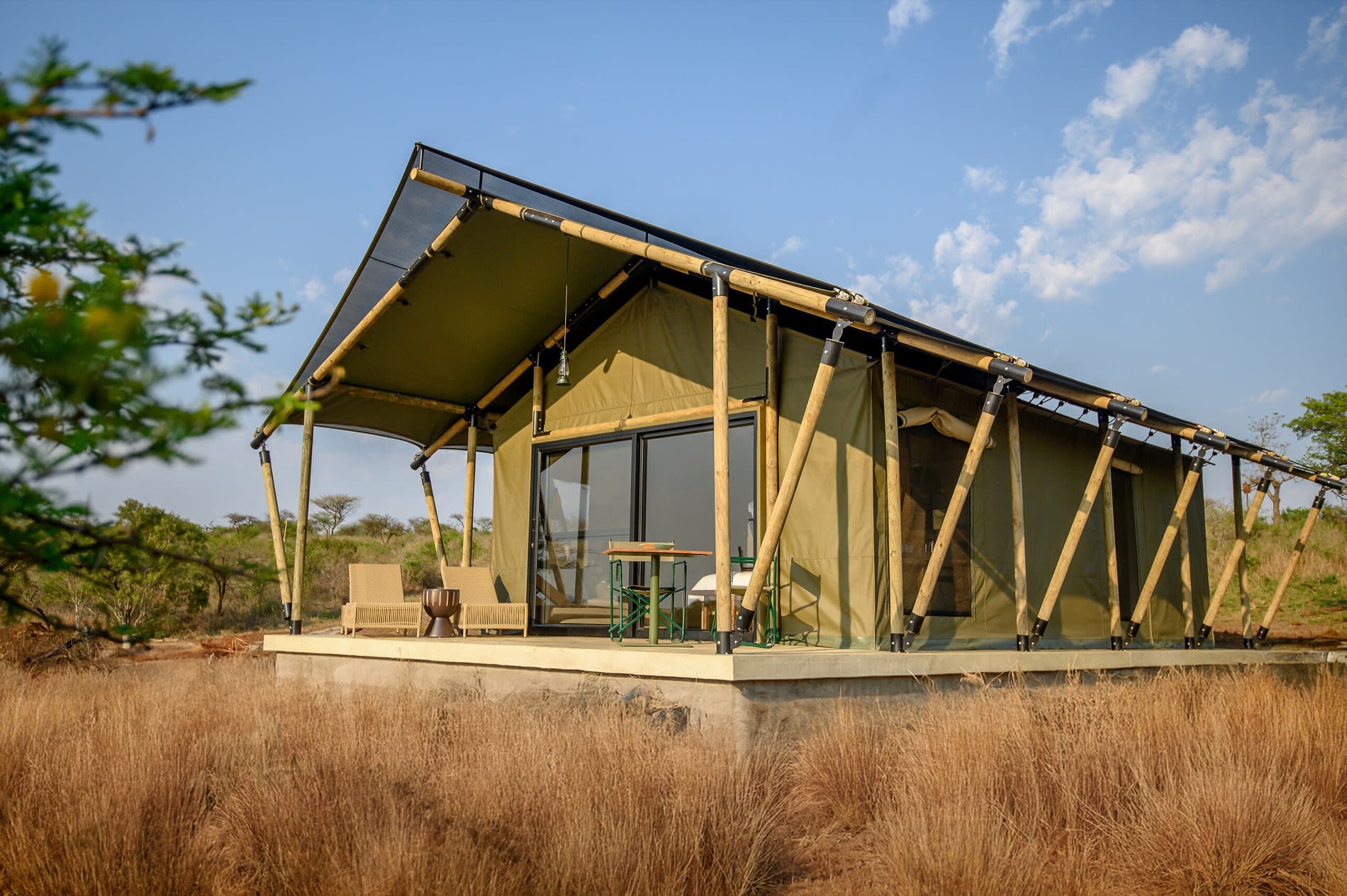 Safarizelt der Vikela Safari Lodge von Club Med, Konstruktion aus Holz und Zeltstoff im hohen Gras