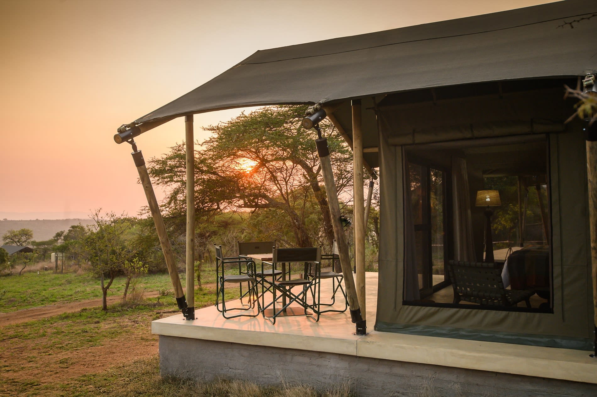 Terrasse eines Familienzelts der Vikela Safari Lodge von Club Med bei Sonnenuntergang